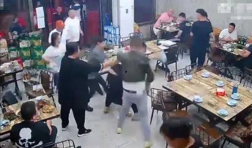 官媒谈唐山烧烤视频爆料,视频爆料引发社会关注